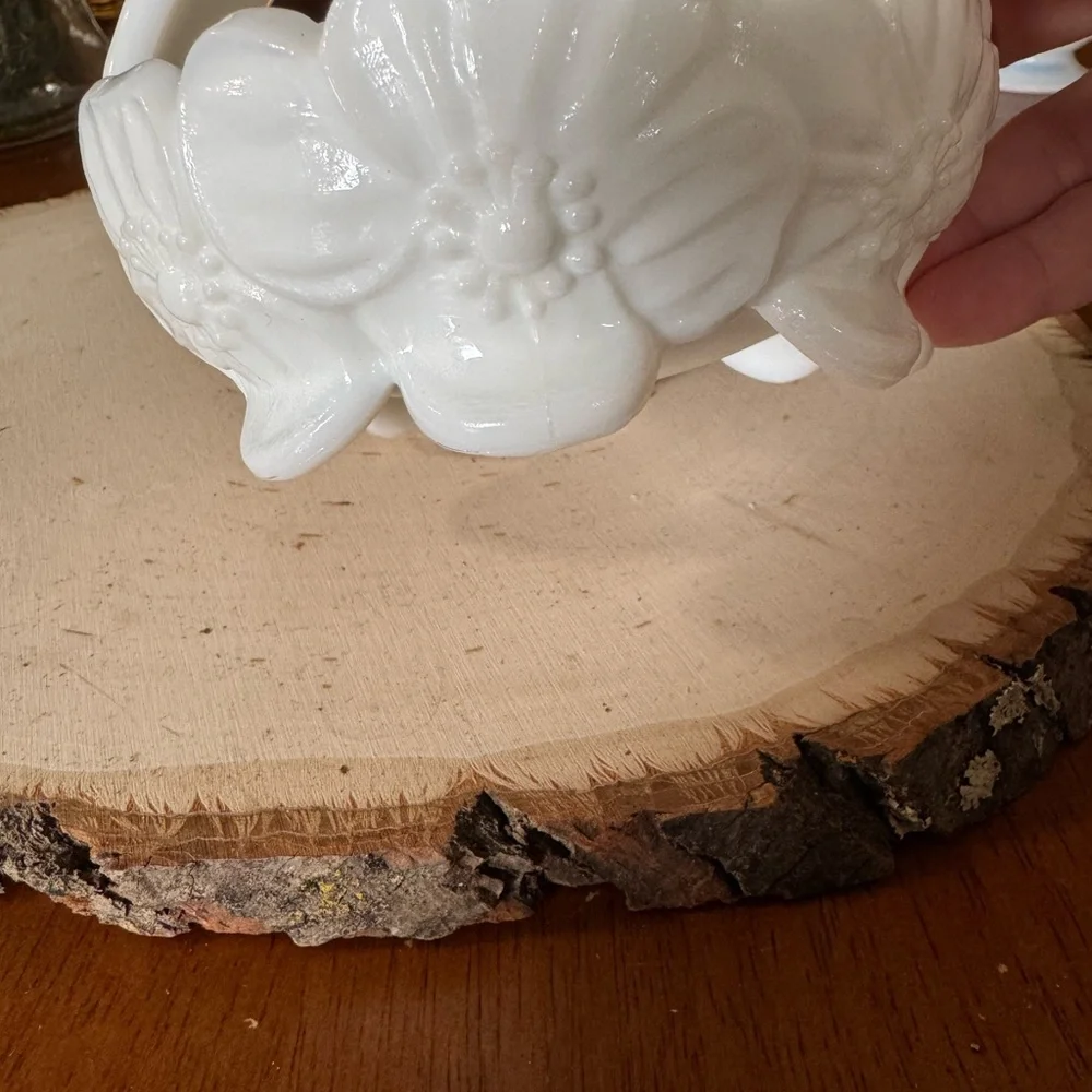 Vintage Westmoreland Dogwood White‎ Milk Glass Split Handle Basket
